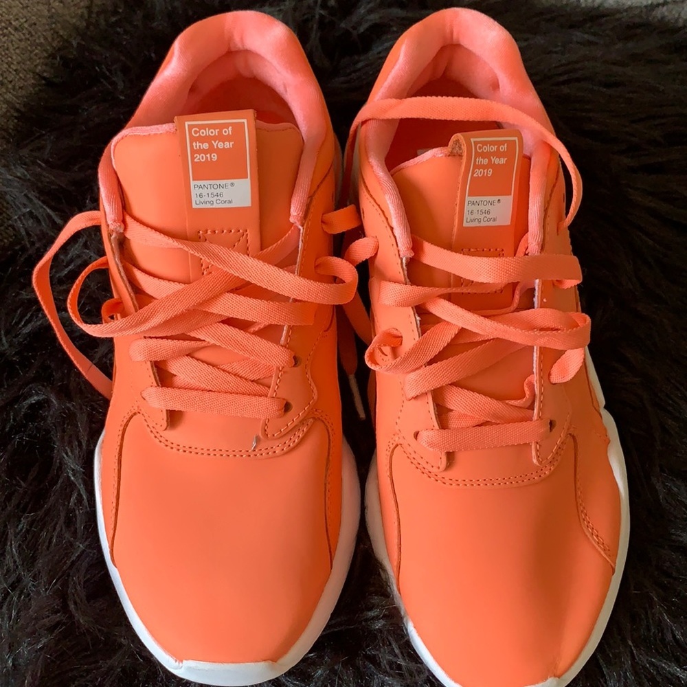 Tennis shoes